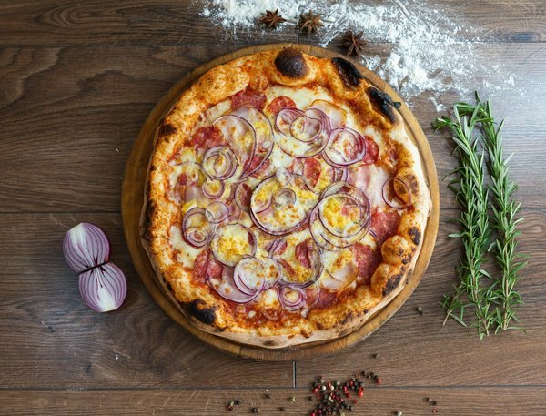 Quelle est la méthode pour préparer une pizza margherita avec une pâte fine et croustillante ?
