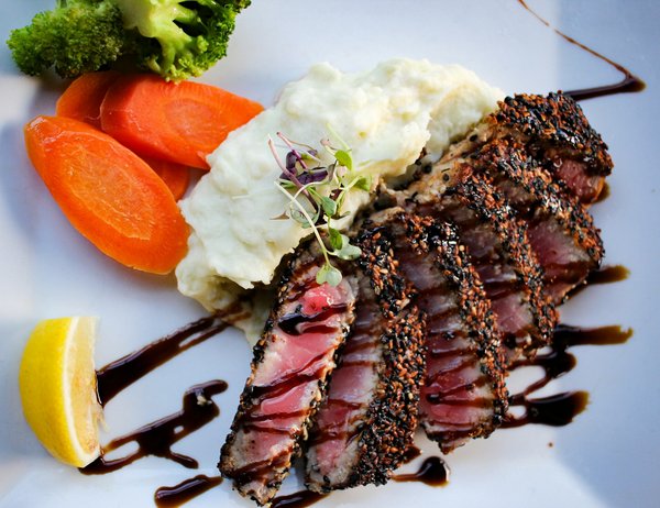 Quelles sont les meilleures techniques pour la cuisson des steaks de thon dans un restaurant de cuisine fusion?